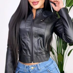 Chaqueta sencilla en cuerina negra